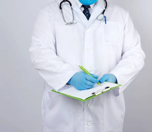 Lekarz Białym Płaszczu Niebieskich Rękawiczkach Medycznych — Zdjęcie stockowe