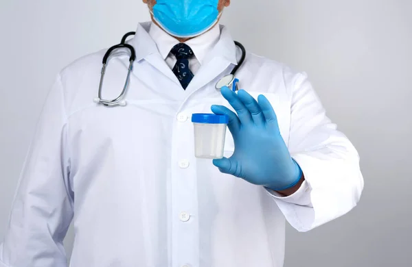 Mužský Lékař Bílém Kabátě Kravatě Stojí Drží Prázdnou Plastovou Nádobu — Stock fotografie
