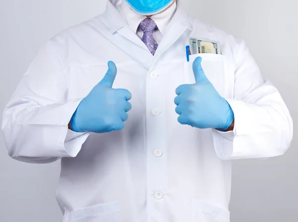 Lekarz Białym Płaszczu Krawacie Pokazuje Ręką Gest Jak Niebieskich Lateksowych — Zdjęcie stockowe