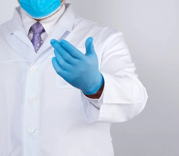 Γιατρός Ένα Λευκό Παλτό Κουμπιά Και Μπλε Γάντια Λατέξ Κρατά — Φωτογραφία Αρχείου