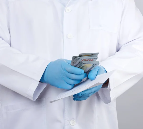 Médico Casaco Branco Vestindo Luvas Estéreis Azuis Médico Detém Pacote — Fotografia de Stock