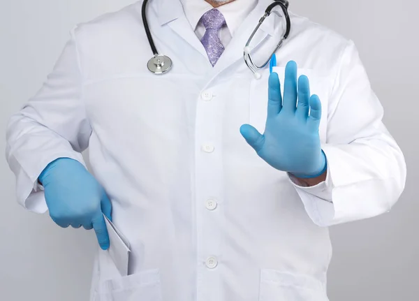 장갑을 의사는 배경을 손으로 동작을 보여준다 — 스톡 사진