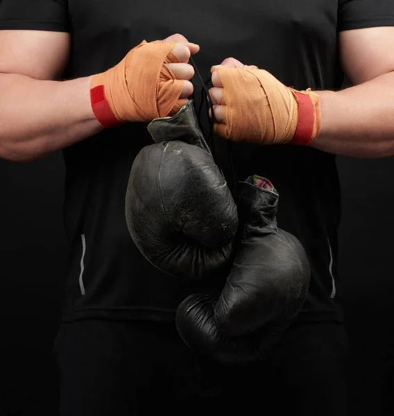Siyah Üniformalı Kaslı Bir Sporcu Elinde Çok Eski Siyah Bir — Stok fotoğraf