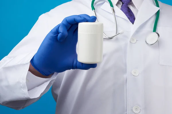 Mužská Ruka Modrých Sterilních Rukavicích Drží Bílou Plastovou Nádobu Pilulky — Stock fotografie