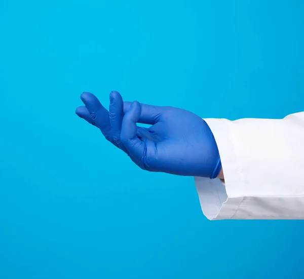 Χέρι Φοράει Ένα Μπλε Αποστειρωμένο Γάντι Από Καουτσούκ Κρατώντας Ένα — Φωτογραφία Αρχείου