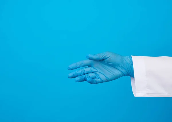 Médico Con Abrigo Blanco Guantes Látex Azul Tira Mano Para —  Fotos de Stock