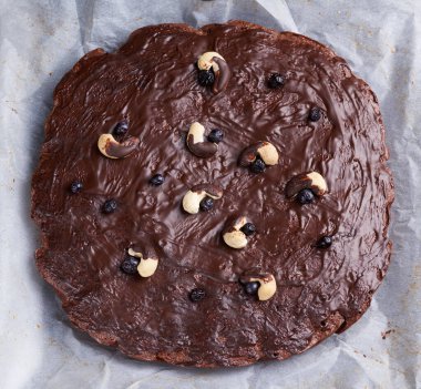 Beyaz parşömen kağıdında fındıklı çikolatalı kek, çikolatayla dolu tatlı, üst görünüm.