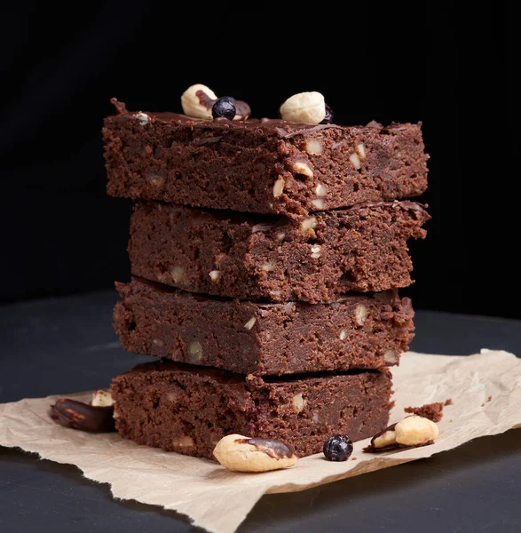 Pilha Fatias Assadas Quadradas Bolo Chocolate Brownie Com Nozes Uma — Fotografia de Stock