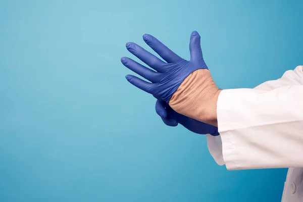 Doctor Masculino Uniforme Blanco Pone Sus Manos Guantes Estériles Azules — Foto de Stock