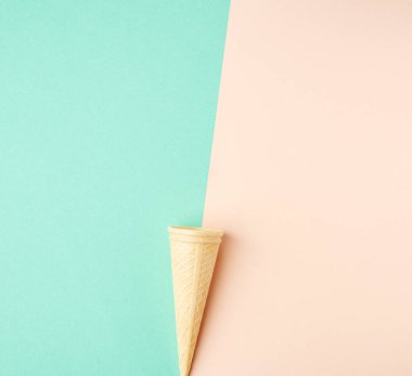 Renkli arkaplanda boş fırınlanmış waffle bardağı, üst görünüm