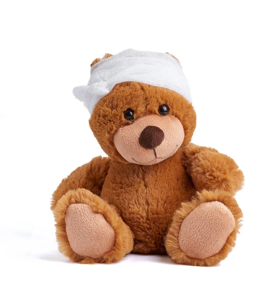 Brauner Teddybär Mit Bandagiertem Kopf Weißer Medizinischer Binde Auf Weißem — Stockfoto