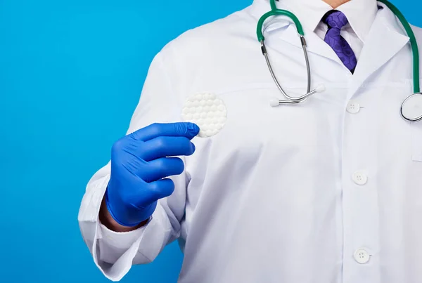 Médico Masculino Casaco Branco Luvas Médicas Látex Azul Segurando Disco — Fotografia de Stock