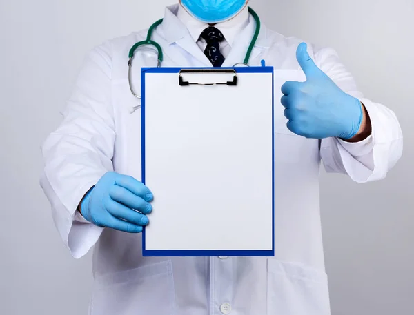 Lekarz Białym Płaszczu Niebieskie Rękawiczki Lateksowe Stetoskop Wiszący Szyi Lekarz — Zdjęcie stockowe