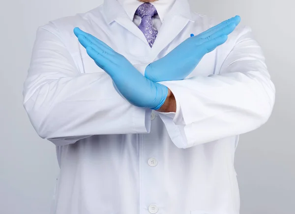 Lekarz Białym Płaszczu Niebieskich Rękawiczkach Lateksowych Skrzyżował Ręce Przed Klatką — Zdjęcie stockowe