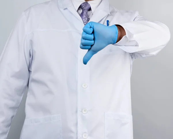 Médico Casaco Branco Com Botões Mostra Gesto Desagrado Com Mão — Fotografia de Stock