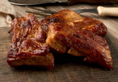 Tahta tahtada kemiğin üzerinde kızarmış sulu domuz eti, ızgara et, yakın.