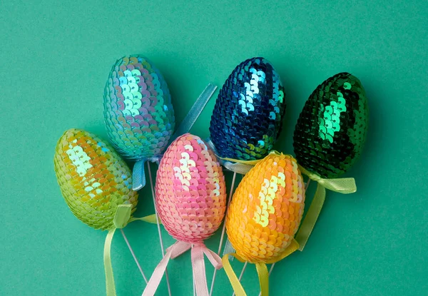 Oeufs Pâques Décoratifs Multicolores Décorés Avec Des Paillettes Sur Fond — Photo