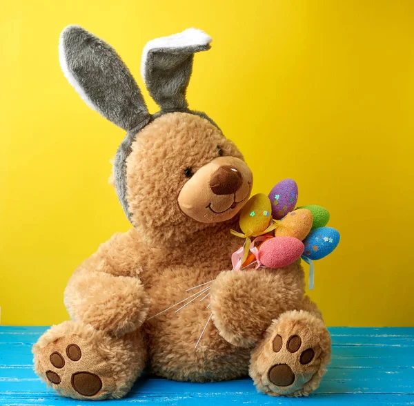 Большой Милый Коричневый Плюшевый Медведь Красочными Пасхальными Яйцами Маске Кролика — стоковое фото