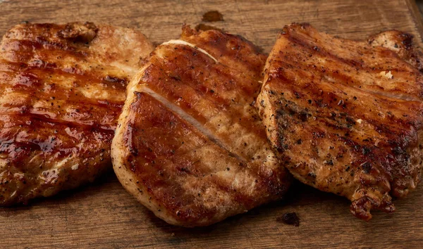 위에서 소금에 돼지고기 스테이크를 고기를 가까이 — 스톡 사진