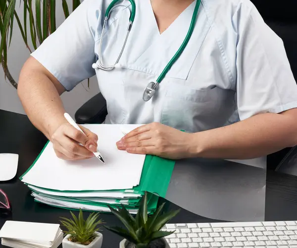 Mujer Médico Uniforme Azul Escribe Una Receta Formulario Terapeuta Sienta — Foto de Stock