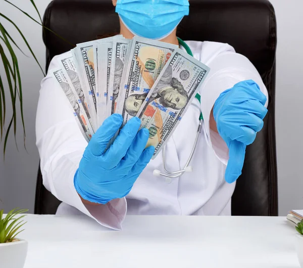 Médico Mulher Uniforme Branco Luvas Látex Azul Segurar Uma Mão — Fotografia de Stock