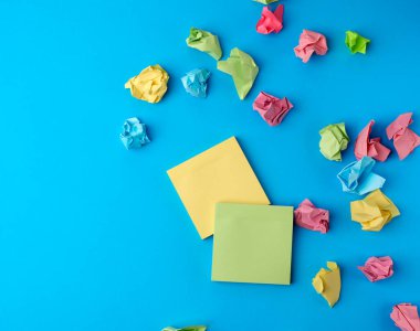 Mavi arkaplanda farklı renklerde boş kağıt etiketleri, boşluğu kopyala