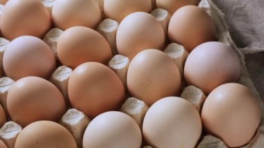 Yuvarlak, kahverengi, kağıt tepside ev yapımı tavuk yumurtaları.