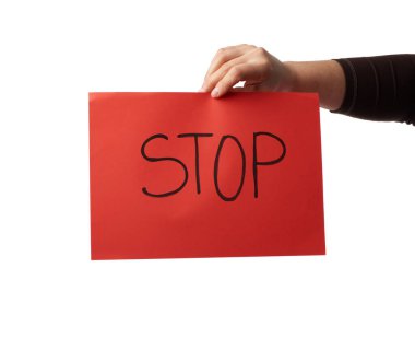 Kadın eli kırmızı bir kağıt tutuyordu. Yazı durdurma düğmesi vardı. Panik yapmayın.