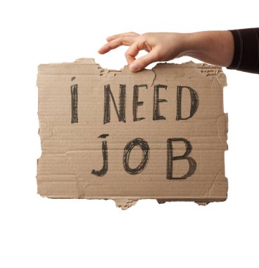 Üzerinde iş, küresel krizin arka planına karşı işsizlik kavramı olan bir kağıt parçası. Kovulmuş çalışan, beyaz bir odada el ele izole edilmiş.