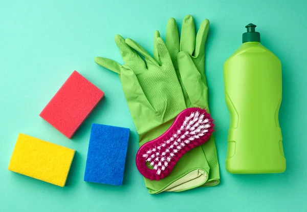 Зеленые Резиновые Перчатки Чистки Разноцветные Губки Щетки Чистящая Жидкость Пластиковой — стоковое фото