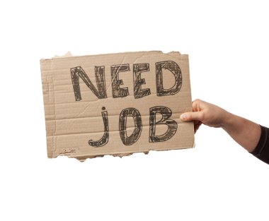 Üzerinde yazı olan bir kağıt parçası, iş, küresel krizin arka planına karşı işsizlik kavramı, kovulmuş çalışan, beyaz bir odada el ele izole edilmiş.