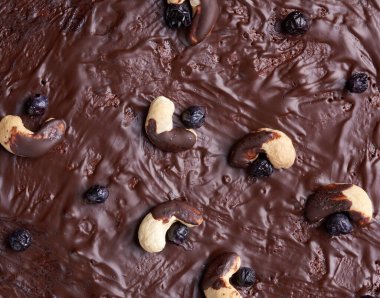 Fırınlanmış çikolatalı kekin dokusuna çikolata dökülmüş. Ev yapımı yemek. Çikolatalı pasta. Tatlı yemek, ev yapımı tatlı..