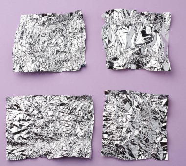 Buruşuk folyo, eflatun arka planda şeker ambalajı kullanıldı.