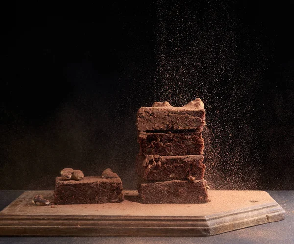 Pilha Pedaços Brownie Assados Quadrados Polvilhados Com Cacau Partículas Congeladas — Fotografia de Stock