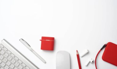 Beyaz kablosuz klavye, kırmızı akıllı telefon, beyaz arka planda fare, serbest çalışan birinin çalışma yeri, iş adamı. Üst görünüm, düz görünüm, kopyalama alanı