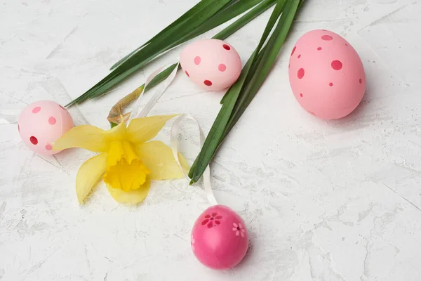 Jaune Fleur Jonquille Pâques Oeufs Roses Sur Fond Blanc Fond — Photo