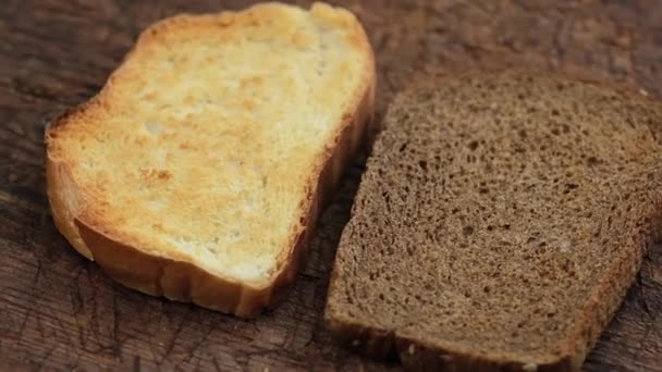 Два Ломтика Жареного Ржаного Хлеба Белого Хлеба Пшеничной Муки Деревянной — стоковое видео