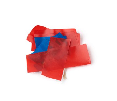 Beyaz arkaplanda izole edilmiş kırmızı bant parçaları kullanıldı.