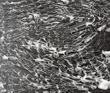 Siyah arkaplanda beyaz sabun köpüğü, üst görünüm, temizlik konsepti, antibakteriyel