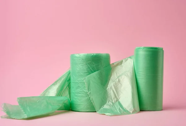 Dos Rollos Verdes Bolsas Plástico Para Papelera Sobre Fondo Rosa — Foto de Stock