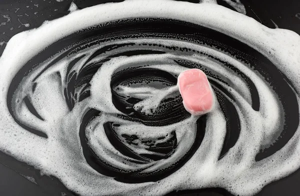 Siyah Arkaplanda Beyaz Sabun Köpüğü Pembe Sabun Üst Görünüm Temizlik — Stok fotoğraf