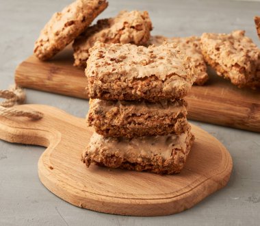 Tahtada pişmiş Krakow kurabiyeleri, çırpılmış yumurta beyazı ve badem unundan oluşan lezzetli bir tatlı.