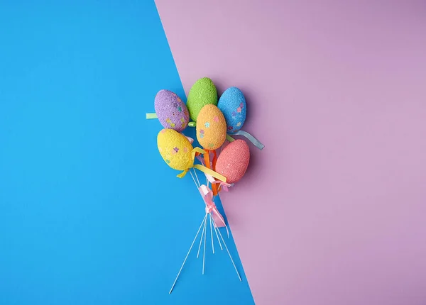 Huevos Pascua Decorativos Multicolores Palos Sobre Fondo Azul Lila Fondo — Foto de Stock