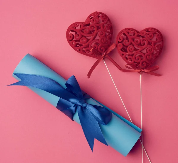 Dos Corazón Rojo Rollo Papel Azul Atado Con Una Cinta — Foto de Stock