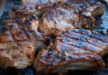 Izgara domuz filetosu pirzola, lezzetli yemekler, baharatlı et.