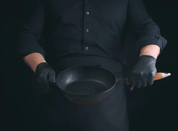 Cocinero Masculino Uniforme Negro Guantes Látex Sostiene Una Cacerola Hierro —  Fotos de Stock