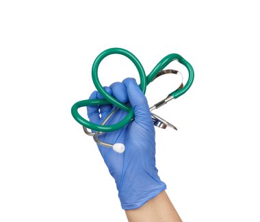 Elinde tıbbi bir steteskop, elinde steril lateks eldiven, beyaz izole bir arka plan var.