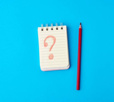 Mavi zemin üzerinde tahta kırmızı kalem, beyaz sayfa üzerine soru işareti çizilmiş.
