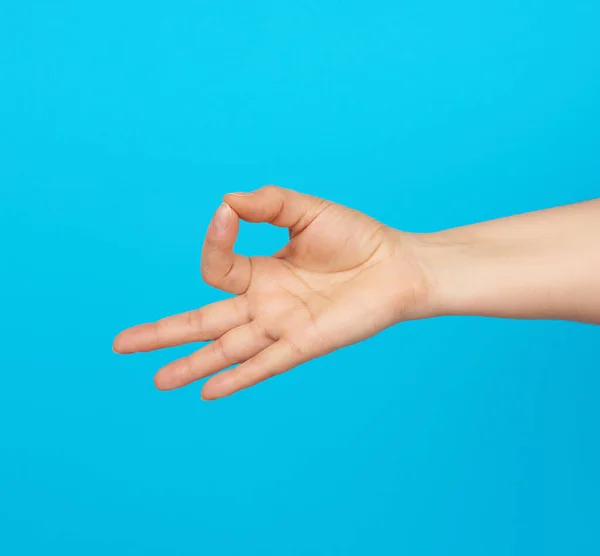 Vrouwelijke Hand Toont Mudra Van Kennis Een Blauwe Achtergrond Concept — Stockfoto