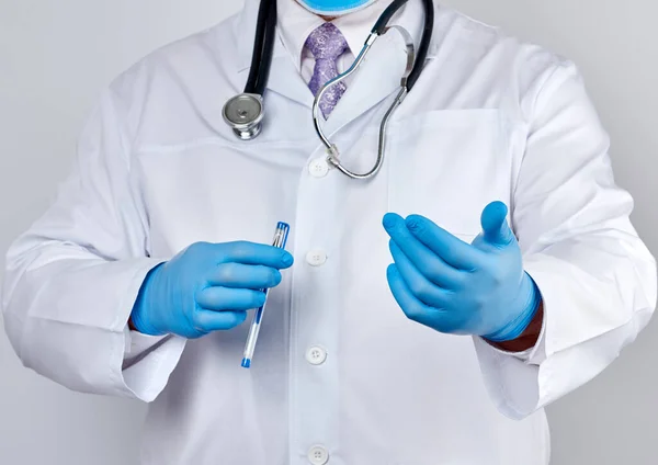 Lekarz Białym Płaszczu Guzikami Niebieskimi Rękawiczkami Lateksowymi Wyciąga Rękę Przodu — Zdjęcie stockowe
